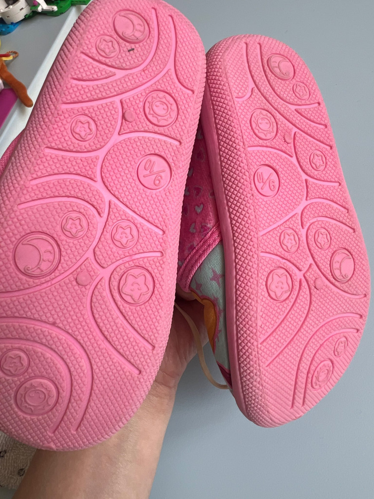 9-10T paw patrol indoor slippers- skye - EUc, Shoes 9 (Toddler:2-4yr)