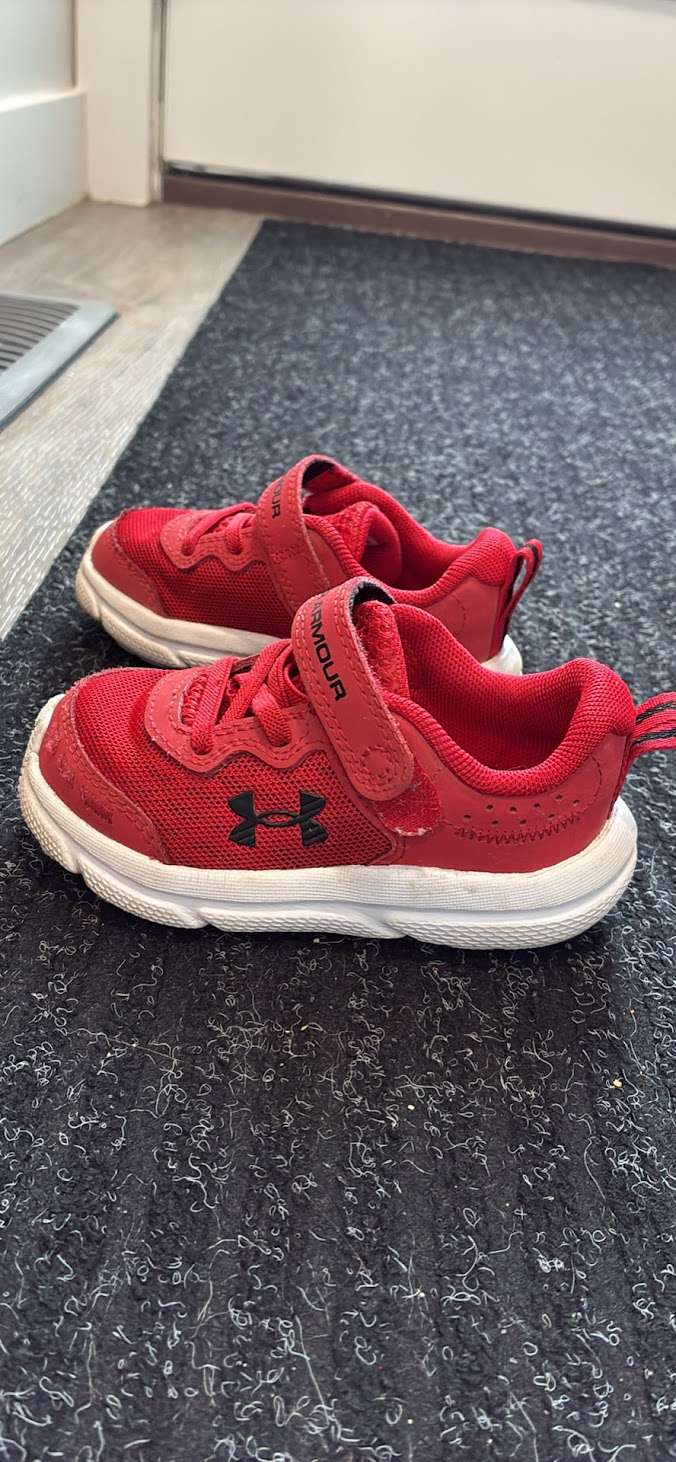 Under Armour Running Shoes size 6, Shoes 6 (Walkers:12-24 mth)