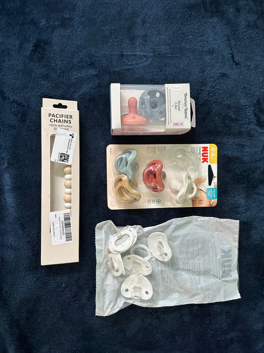 Bundle pacifiers + chain