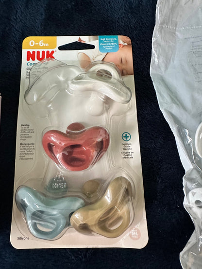 Bundle pacifiers + chain