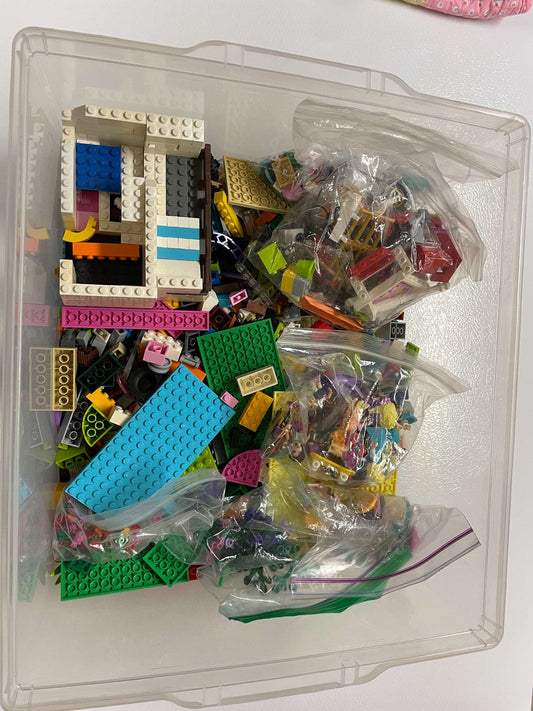 LEGO Lot – Mixed Bricks, Plates & Mini Figures (With Storage Bin)