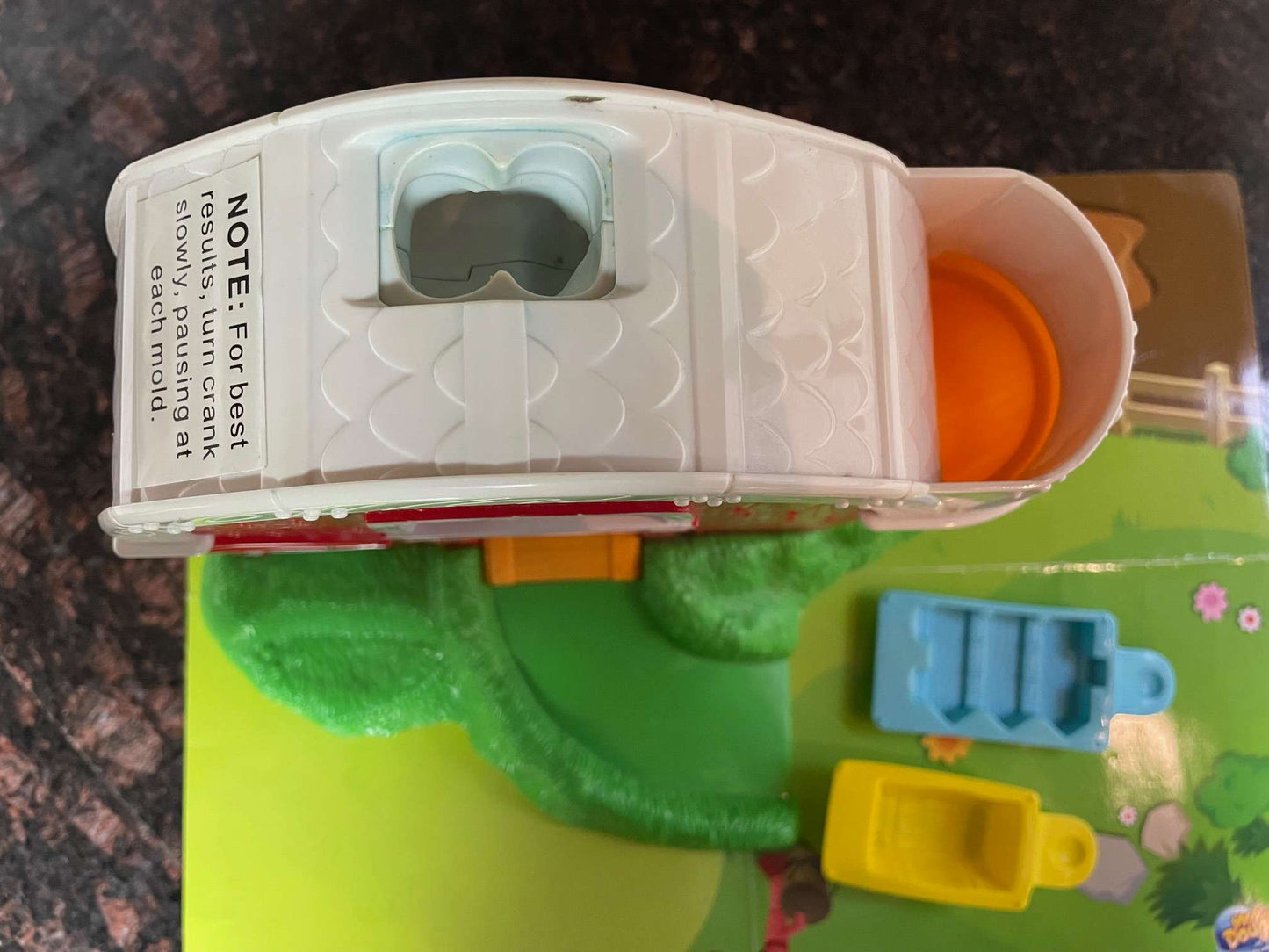 Moon Dough Barn Playset – Farm Mold Set (Spin Master)