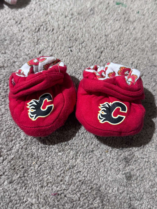 Calgary Flames Newborn Booties, Shoes 1 (Baby: 0-12 mth)