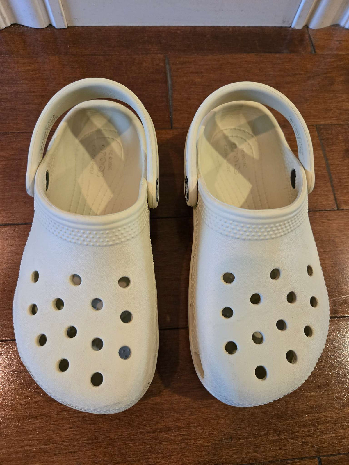 Crocs classic kids' clogs (ivory/beige) - RRP $50, Shoes 12 (Toddler:2-4yr)
