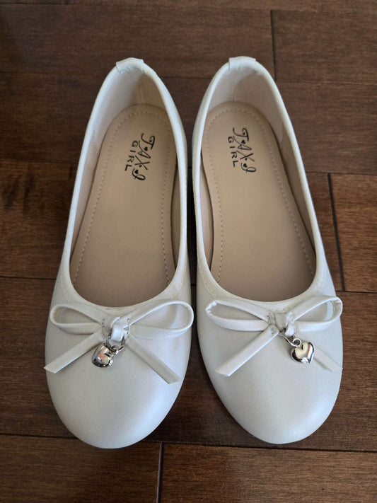 Taxi Girl white ballet flats with heart charm, Shoes 13 (Kids:4-8yr)