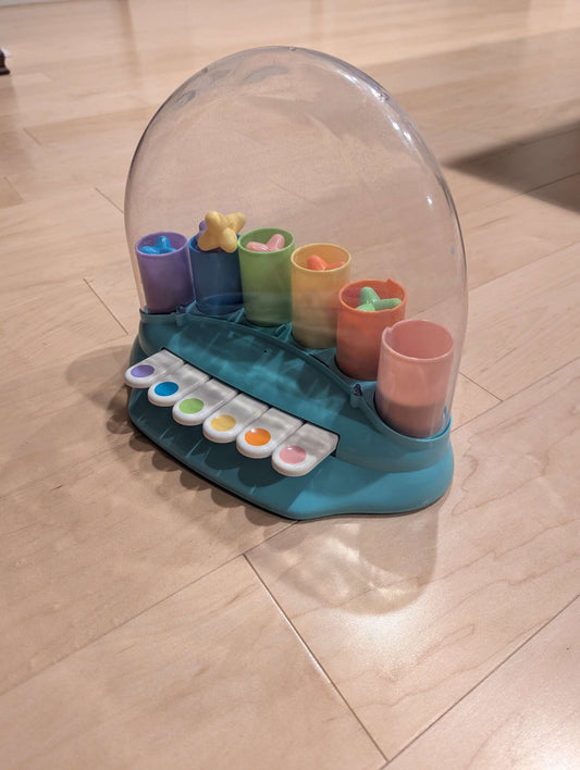 Interactive first piano toy with colour matching