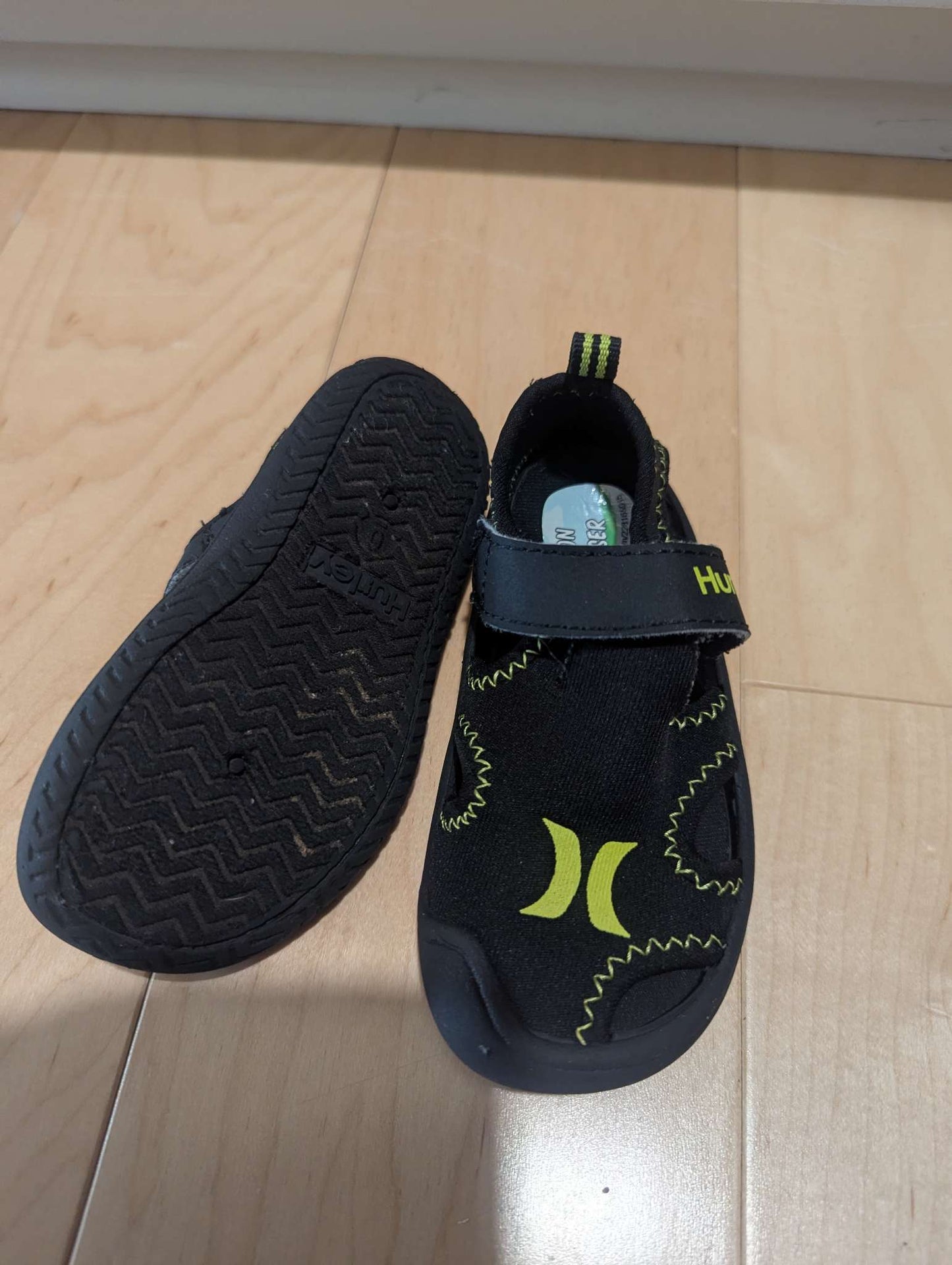 Hurley water shoes / sandals, size 6, retail $65+, Shoes 6 (Walkers:12-24 mth)
