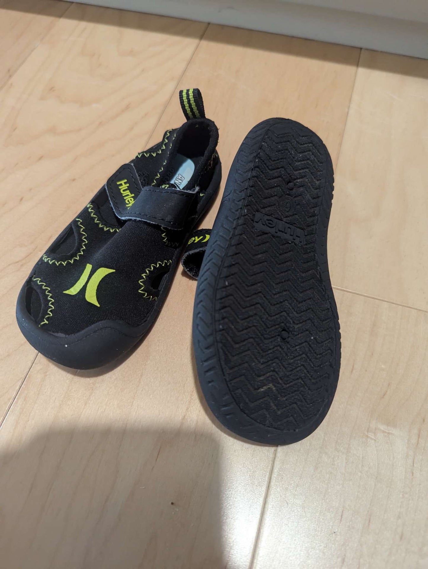 Hurley water shoes / sandals, size 6, retail $65+, Shoes 6 (Walkers:12-24 mth)
