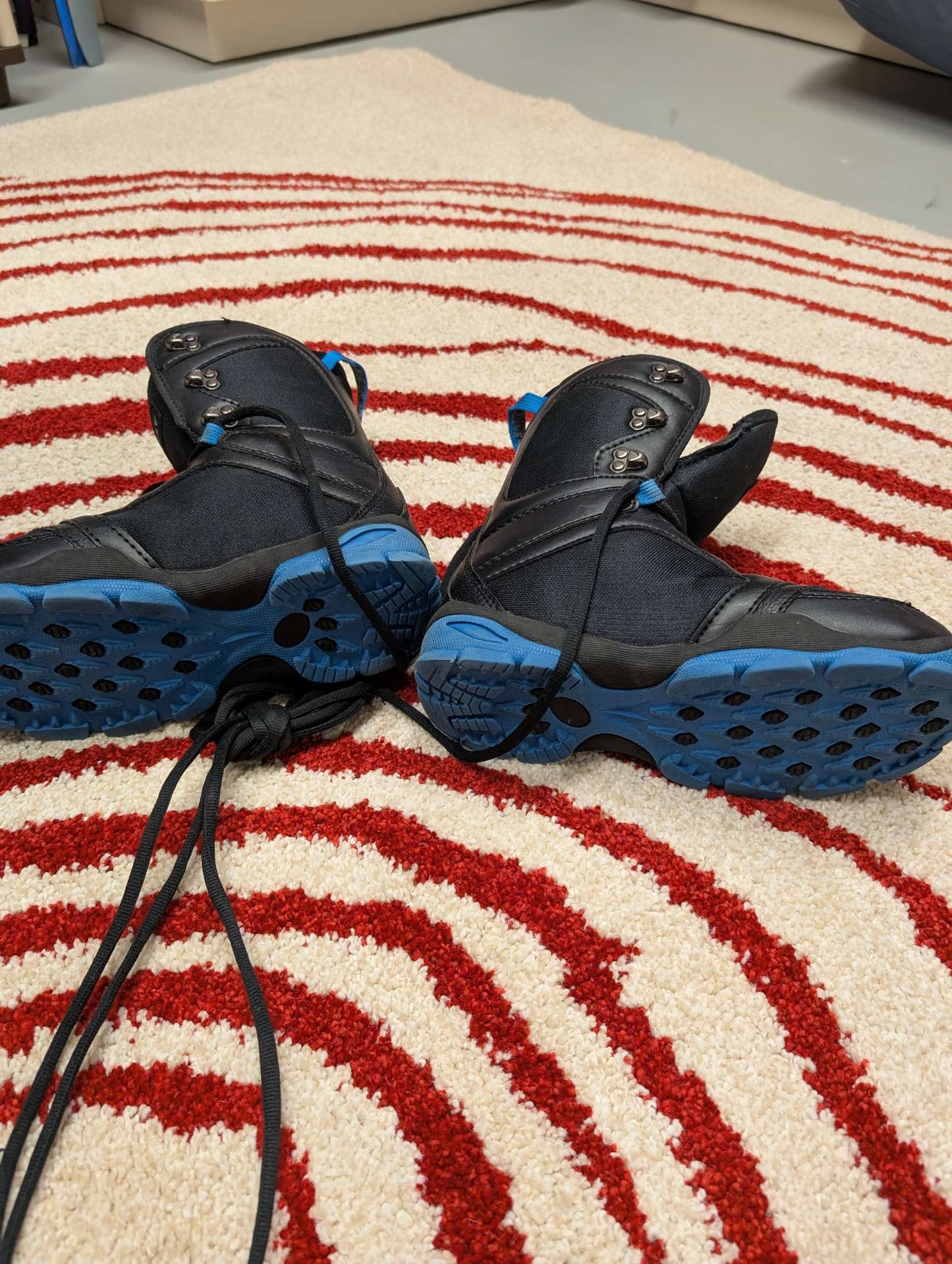 Firefly snowboarding boots size mondo 22 , Shoes 4 (Big Kids:8–12yr)