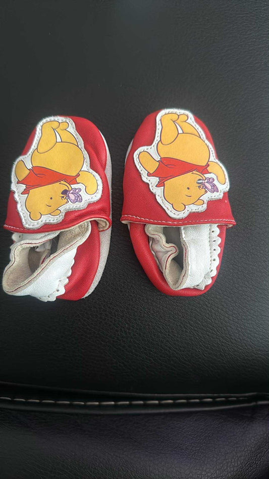 Winnie the Pooh slippers 0-6m, Shoes 0 (Baby: 0-12 mth)