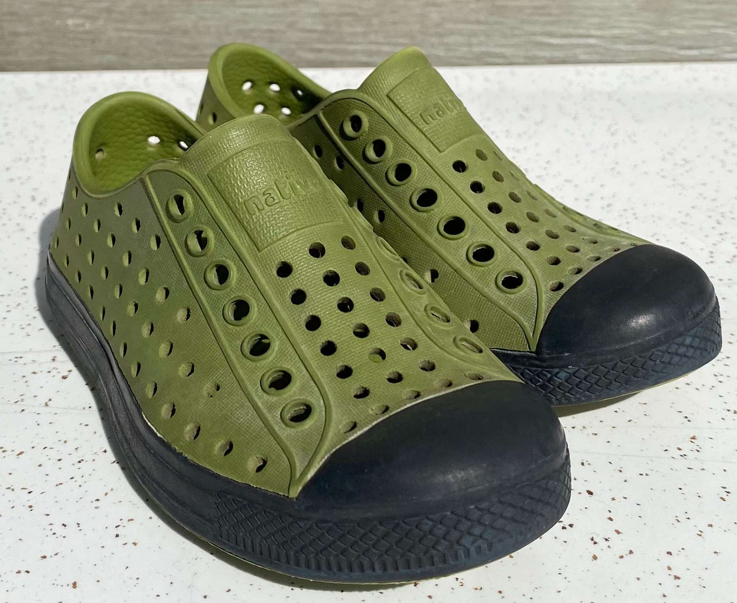 Olive Green & Black Native Jefferson Slip Ons in Sz 8 ($60 MSRP), Shoes 8 (Toddler:2-4yr)