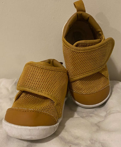 Stonz-dupes in Mustard Yellow Sz 4.5, Shoes 4.5 (Walkers:12-24 mth)