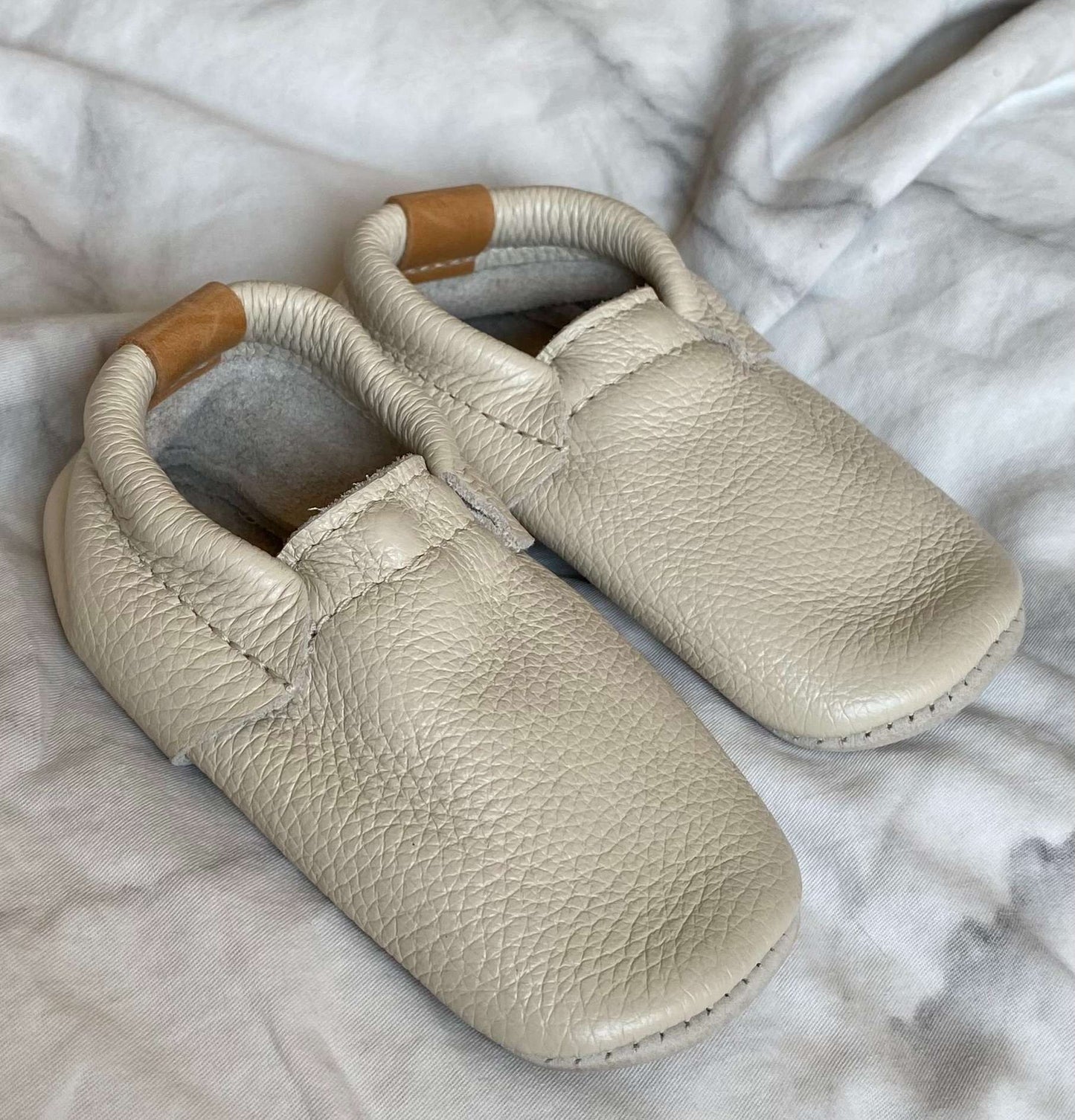 Ivory Leather Heyfolks Moccasins Sz 6 (MSRP $50), Shoes 6 (Walkers:12-24 mth)