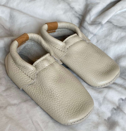 Ivory Leather Heyfolks Moccasins Sz 6 (MSRP $50), Shoes 6 (Walkers:12-24 mth)