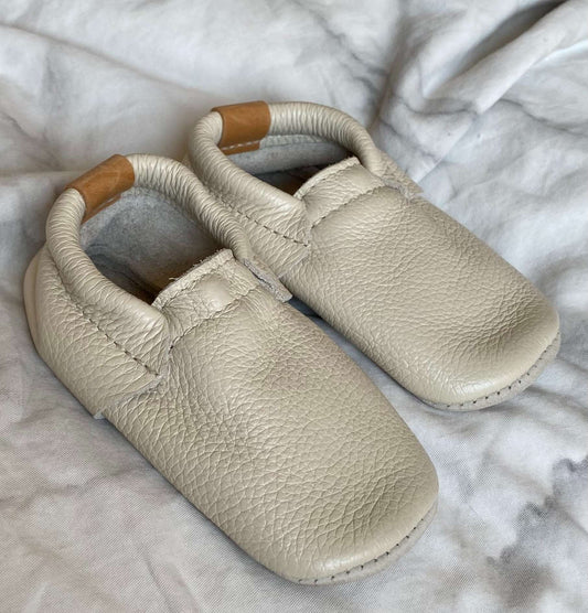 Ivory Leather Heyfolks Moccasins Sz 6 (MSRP $50), Shoes 6 (Walkers:12-24 mth)
