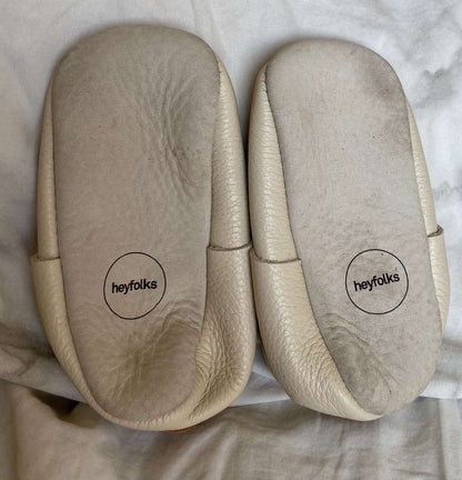 Ivory Leather Heyfolks Moccasins Sz 6 (MSRP $50), Shoes 6 (Walkers:12-24 mth)