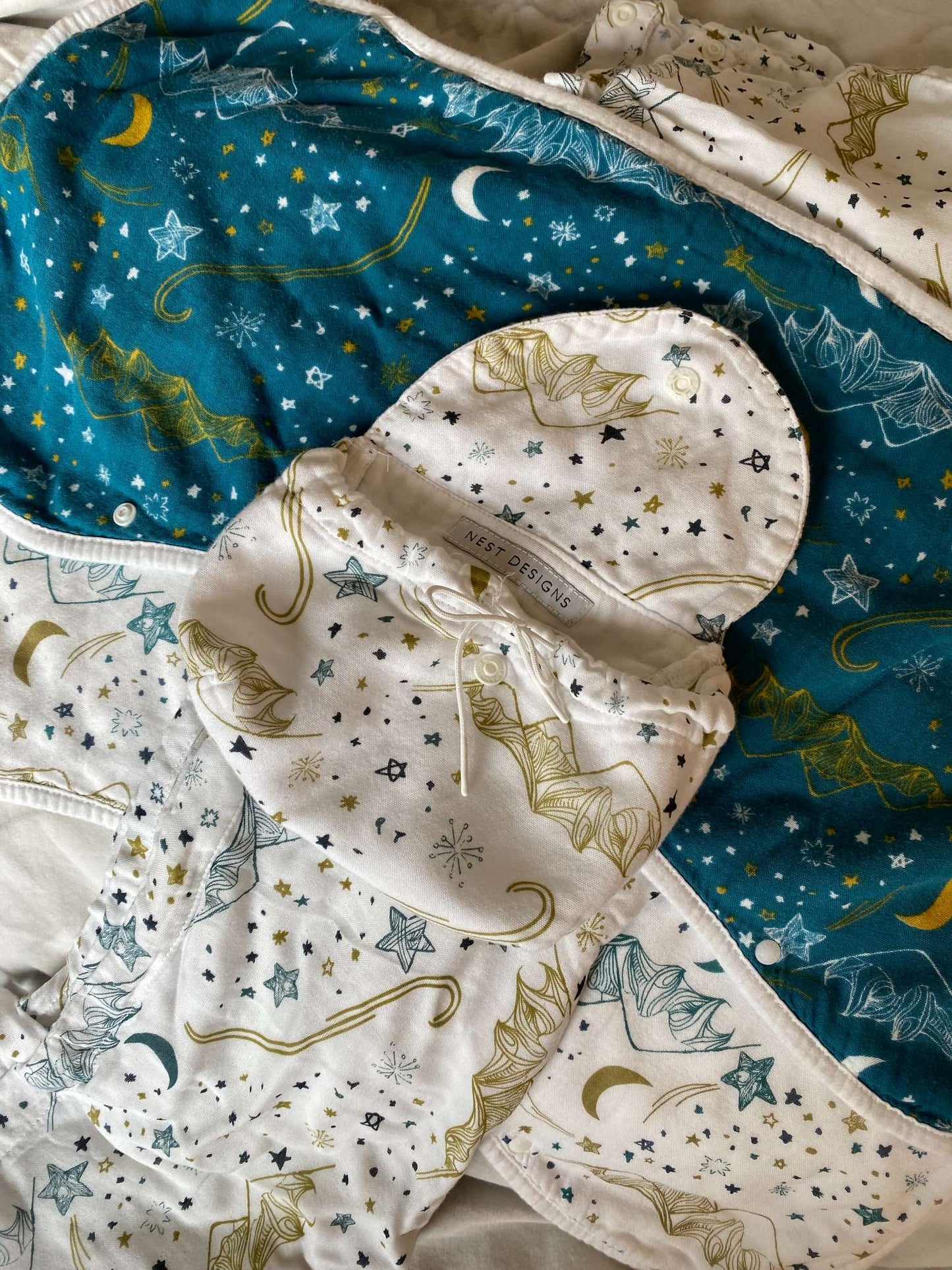Bundle Nest Designs Star White Snap-Button Nursing Cover with pouch & 2 Burp Cloths-Bibs NWOT MSRP $60