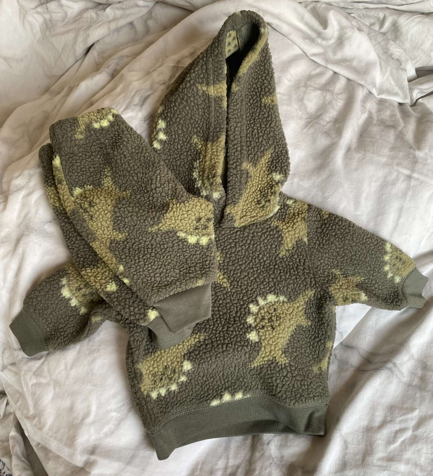 Carter's sherpa-esque dino outfit 3m, Kids 3 Month (0-3M)