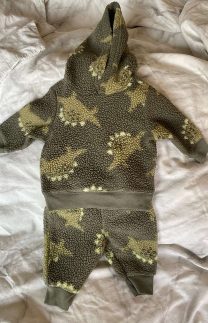 Carter's sherpa-esque dino outfit 3m, Kids 3 Month (0-3M)
