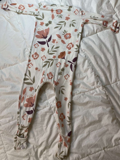 Gunamuna girl's convertible floral bloom footie 9-12M (MSRP $45), Kids 12 Month (9-12M)