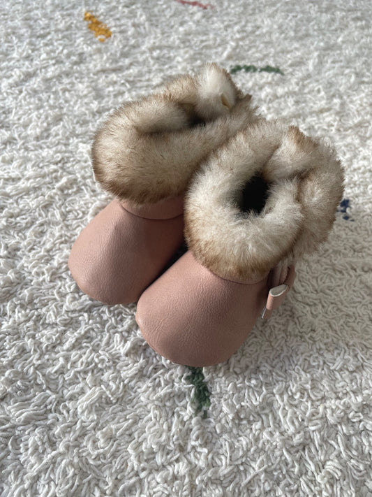 3-6m carters fuzzy winter boots, Shoes 1 (Baby: 0-12 mth)
