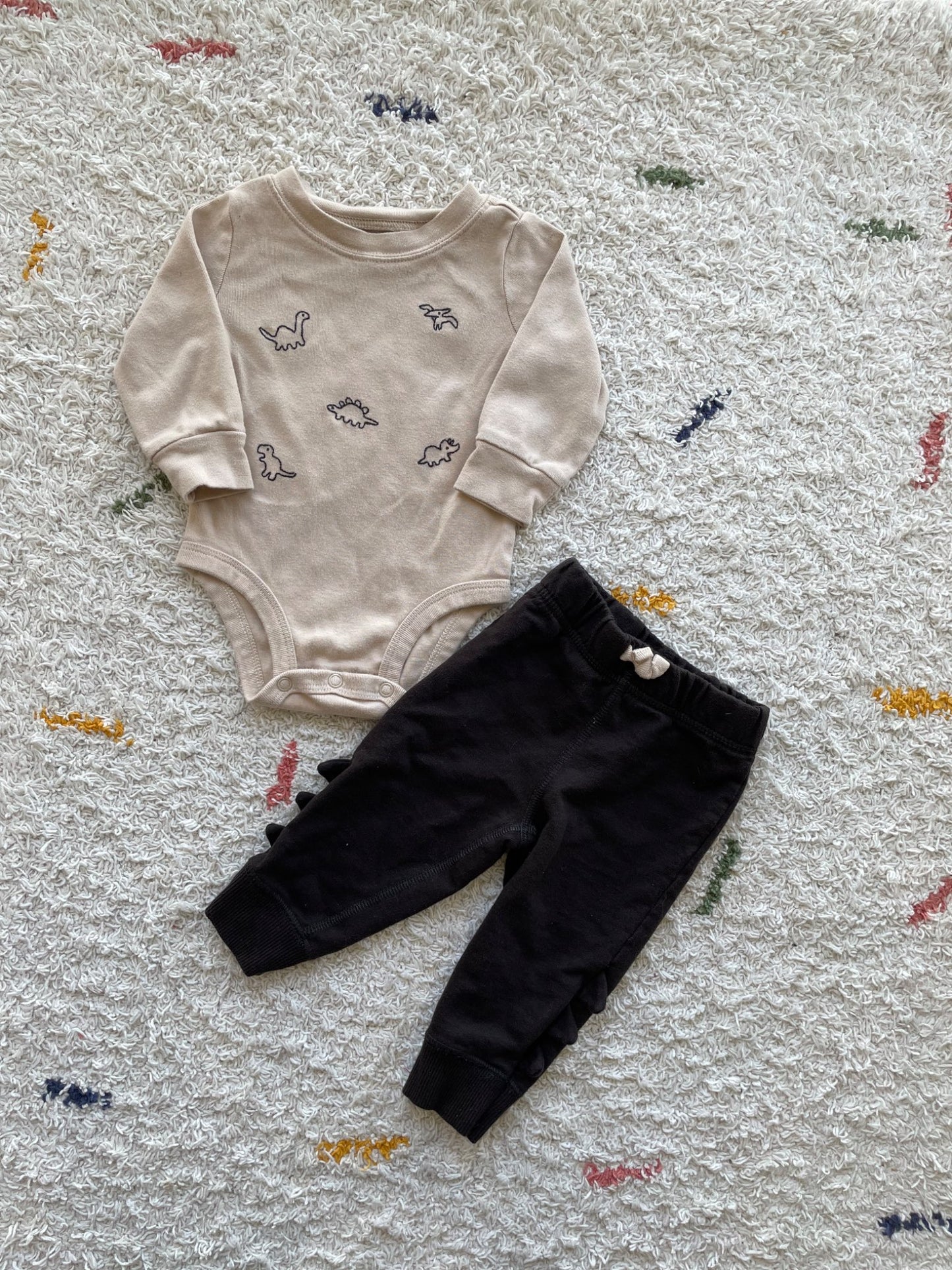 Carters dino outfit 6m, Kids 6 Month (3-6M)