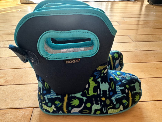 Dinosaur Bogs boots - 8K. Retails $75., Shoes 8 (Toddler:2-4yr)