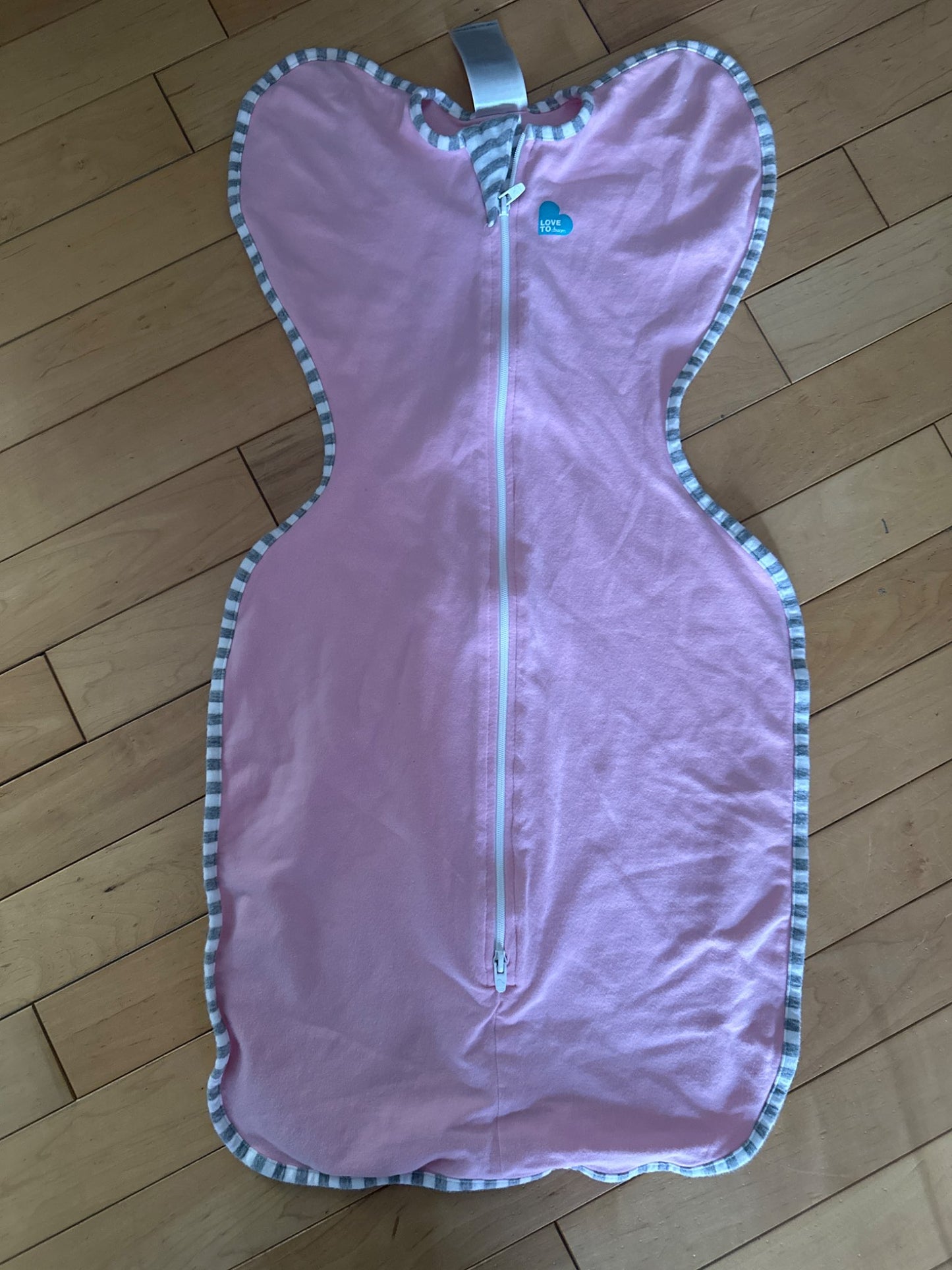Love to Dream Sleepsack - size M (13 to 18.5 lbs). Retails $45., 6-12 Months (Medium)