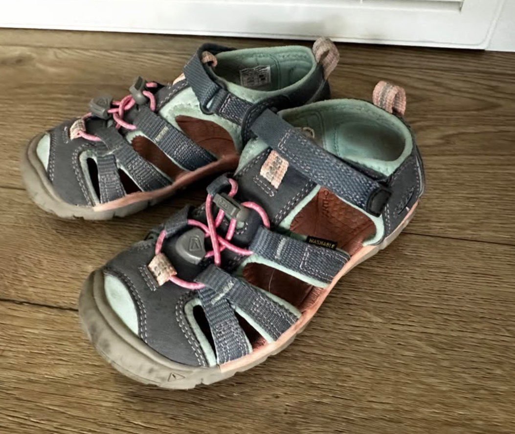 Keen sandals size 12, Shoes 12.5 (Kids:4-8yr)
