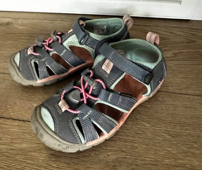 Keen sandals size 12, Shoes 12.5 (Kids:4-8yr)