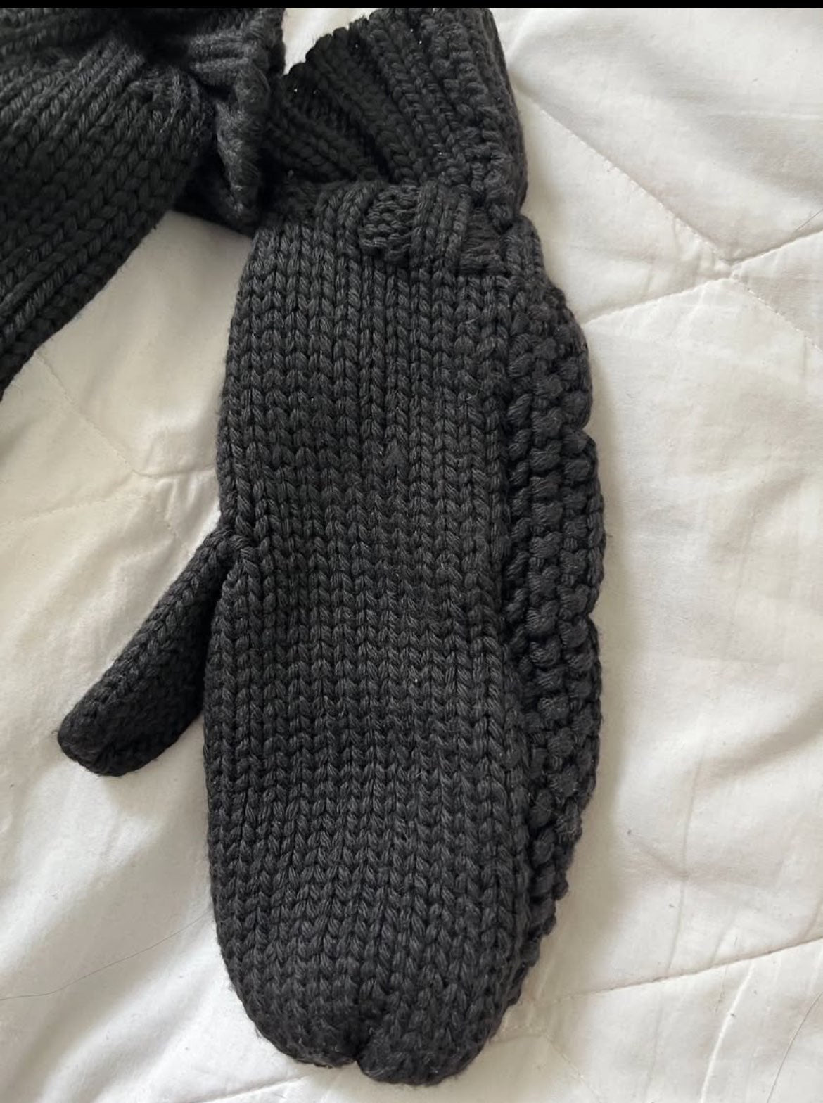 NEW Black knitted hat and mitten gloves set