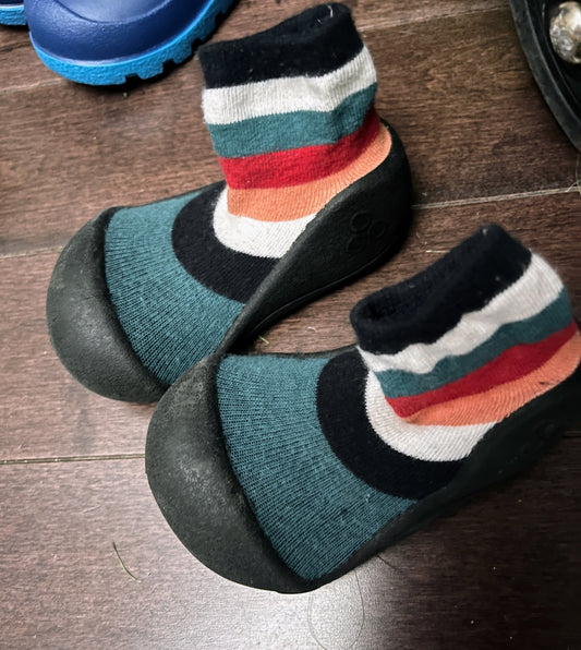 Baby shoes wide toe, Shoes 6.5 (Walkers:12-24 mth)
