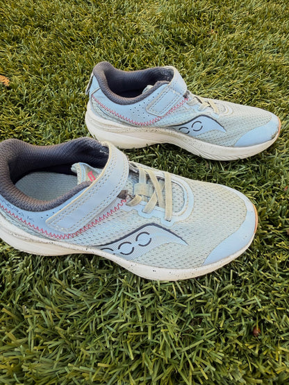 Saucony girls runners - size 12.5 , Shoes 12.5 (Kids:4-8yr)