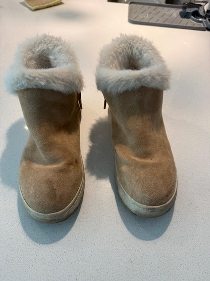 Girls suede booties - size youth 2 , Shoes 2 (Kids:4-8yr)