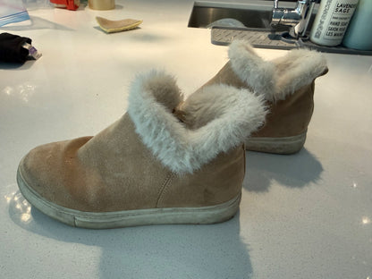 Girls suede booties - size youth 2 , Shoes 2 (Kids:4-8yr)