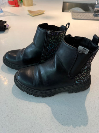 Girls black stylish boots - size 1 , Shoes 1 (Kids:4-8yr)