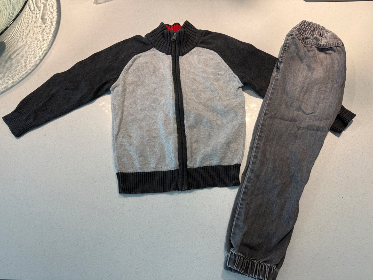 Boys stylish sweater and grey jeans - size 5, Kids 5/5T