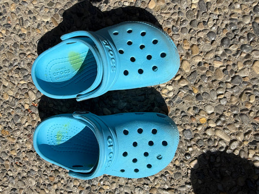 Crocs size 9 VGUC (grass stain only inside footbed), Shoes 9 (Toddler:2-4yr)