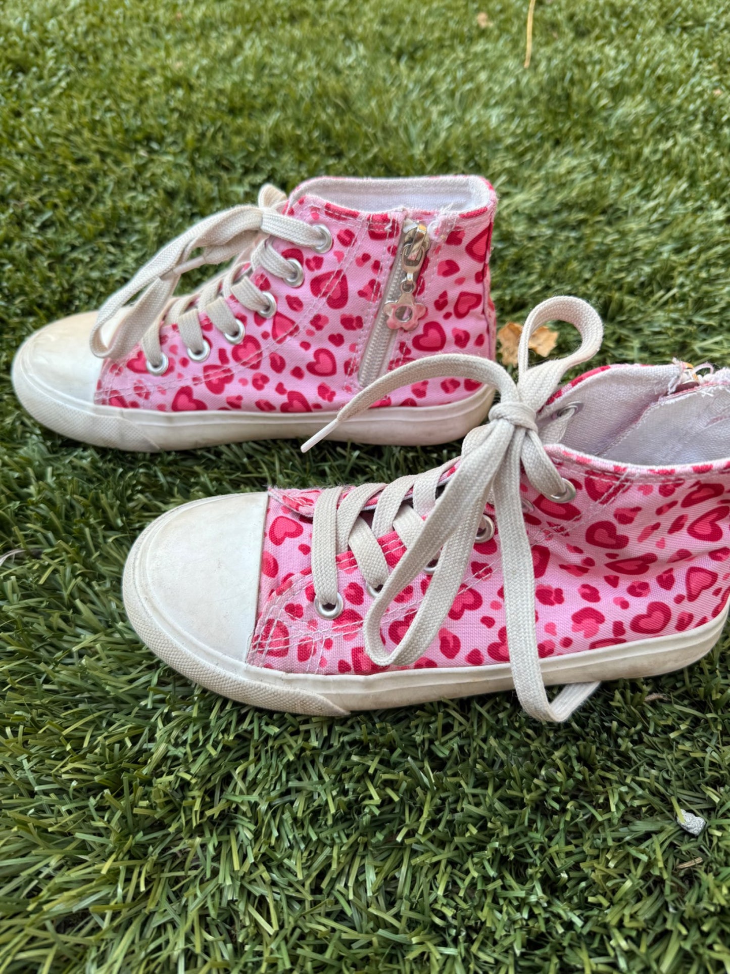 Size 13 girls heart ‘Converse’ VGUC., Shoes 13 (Kids:4-8yr)