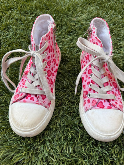 Size 13 girls heart ‘Converse’ VGUC., Shoes 13 (Kids:4-8yr)