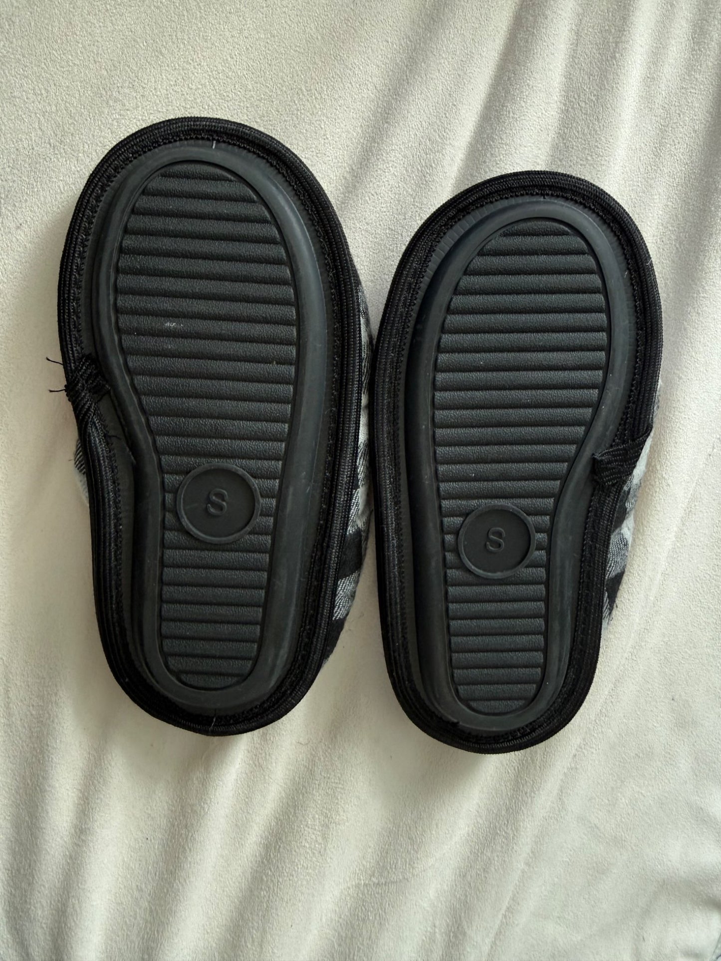 Boys slippers - size S (approx 9-10), Shoes 9 (Toddler:2-4yr)