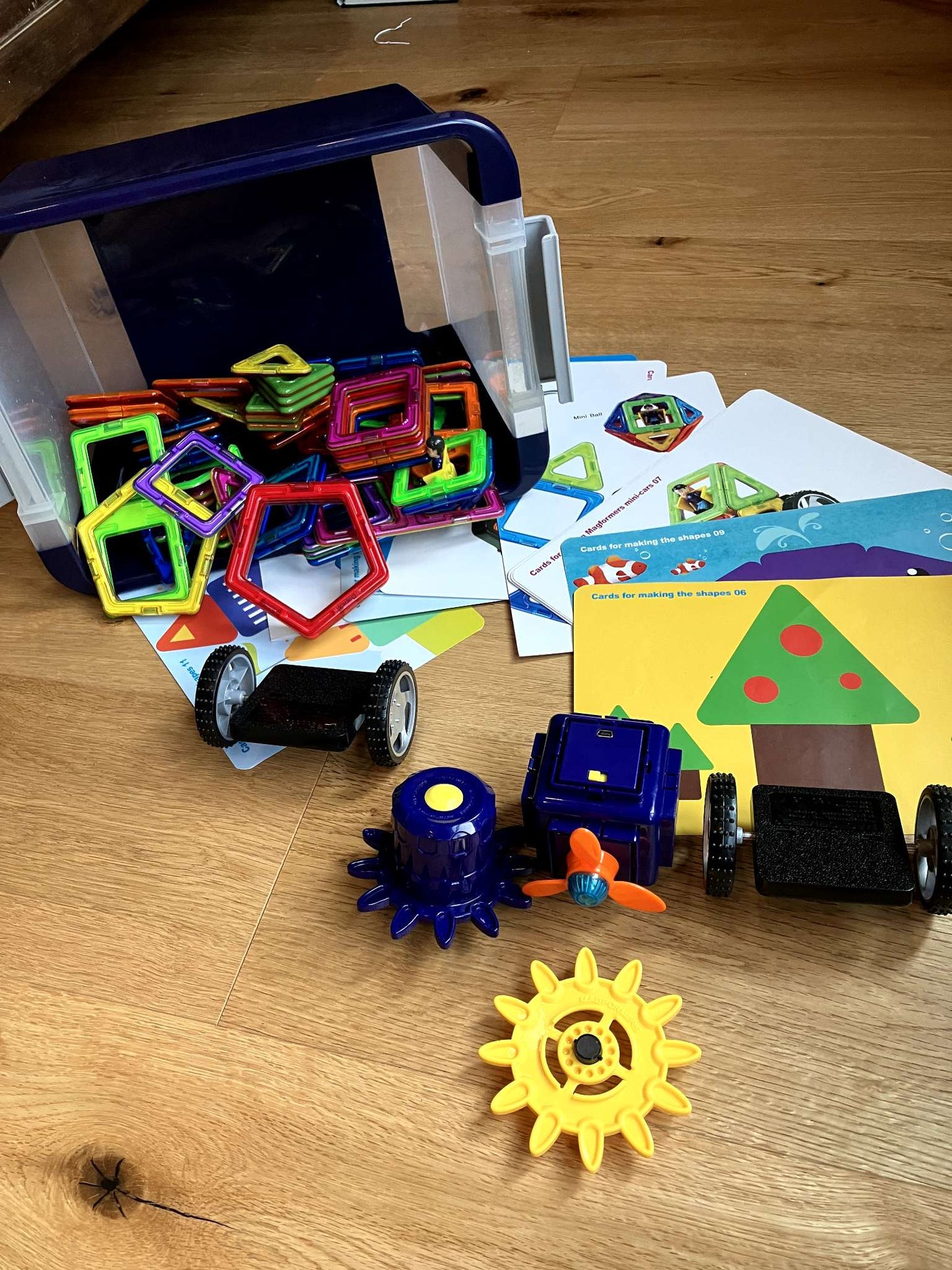 Magformers Vehicle Wow Set with cards to build and motorized gear