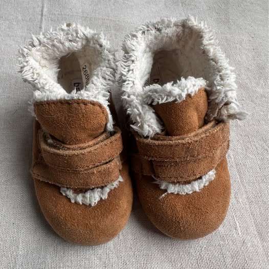 BabyGap Faux Suede Sherpa-Lined Baby Boots approx size 4, Shoes 4 (Baby: 0-12 mth)