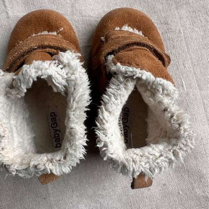 BabyGap Faux Suede Sherpa-Lined Baby Boots approx size 4, Shoes 4 (Baby: 0-12 mth)