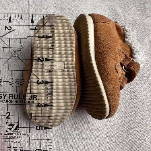 BabyGap Faux Suede Sherpa-Lined Baby Boots approx size 4, Shoes 4 (Baby: 0-12 mth)