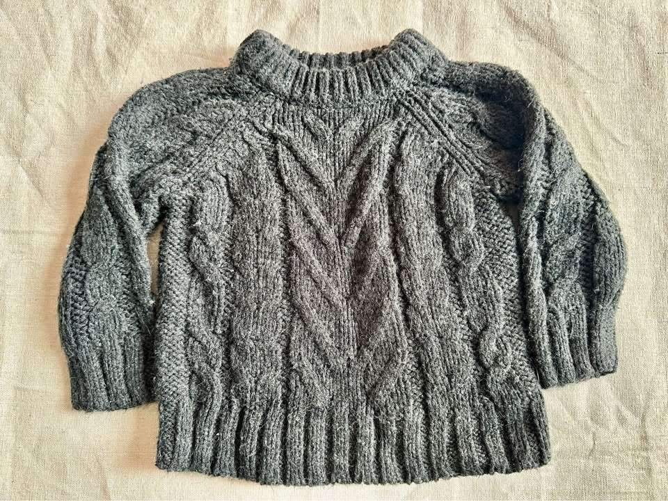 Old Navy dark charcoal gray cable knit sweater 6-12 mos, Kids 12 Month (9-12M)