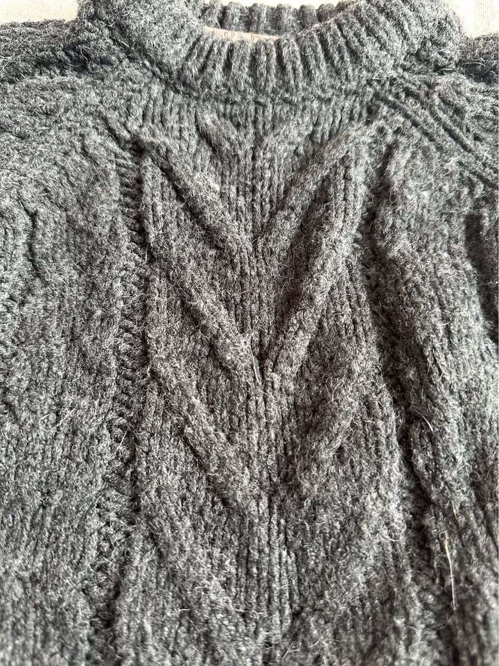 Old Navy dark charcoal gray cable knit sweater 6-12 mos, Kids 12 Month (9-12M)