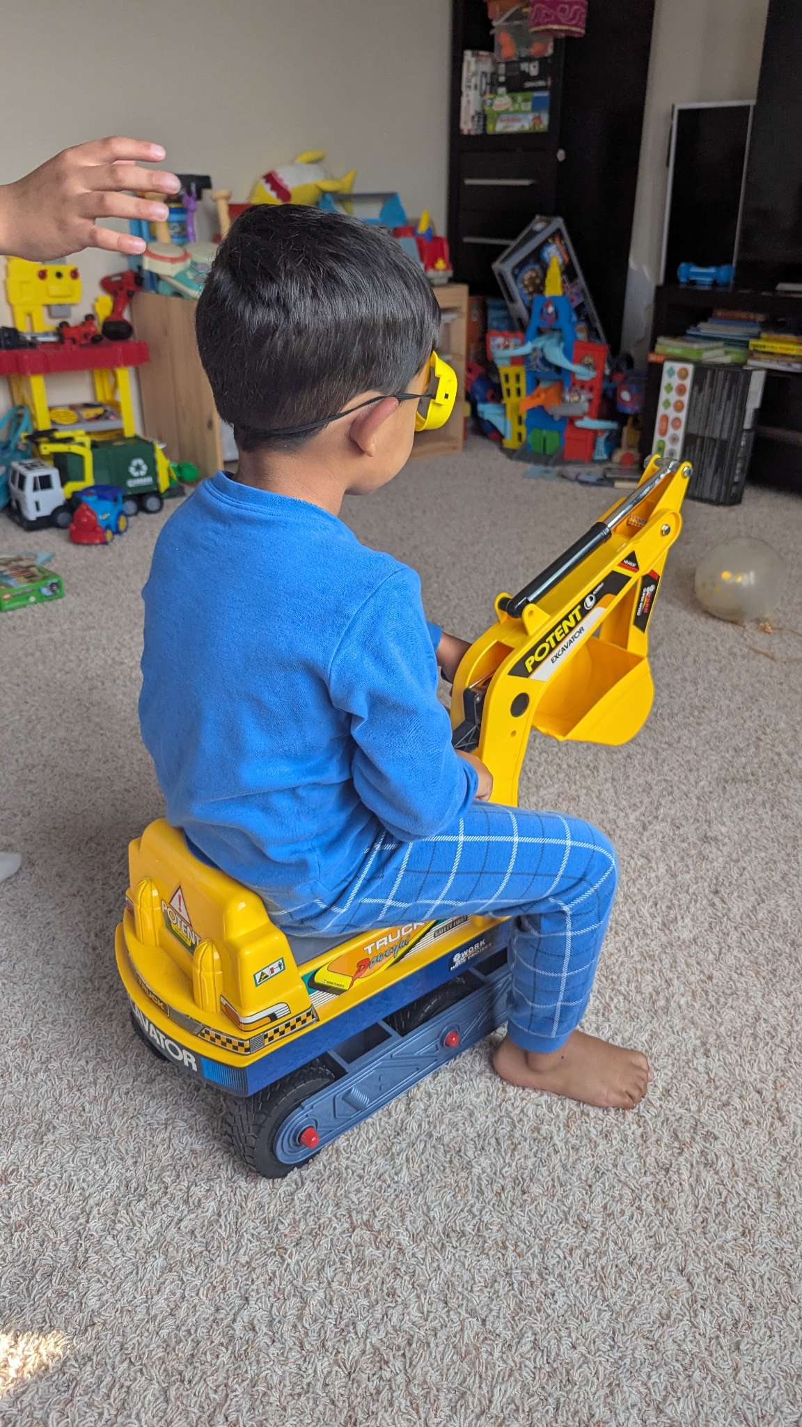 Excavator ride on toy