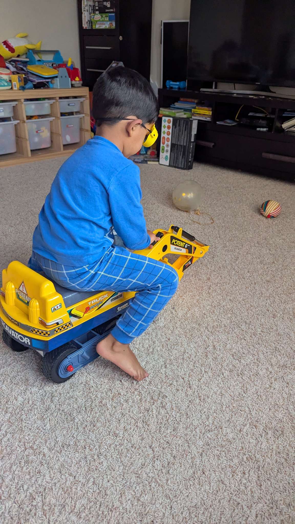 Excavator ride on toy