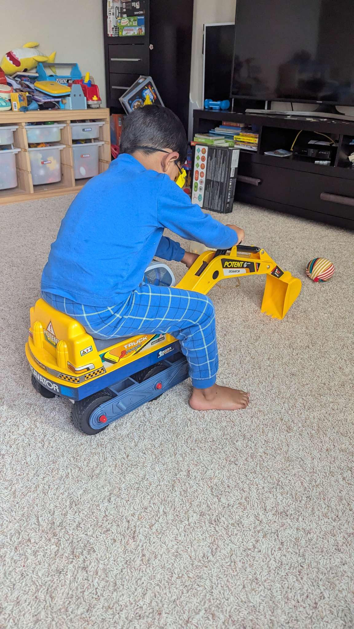 Excavator ride on toy